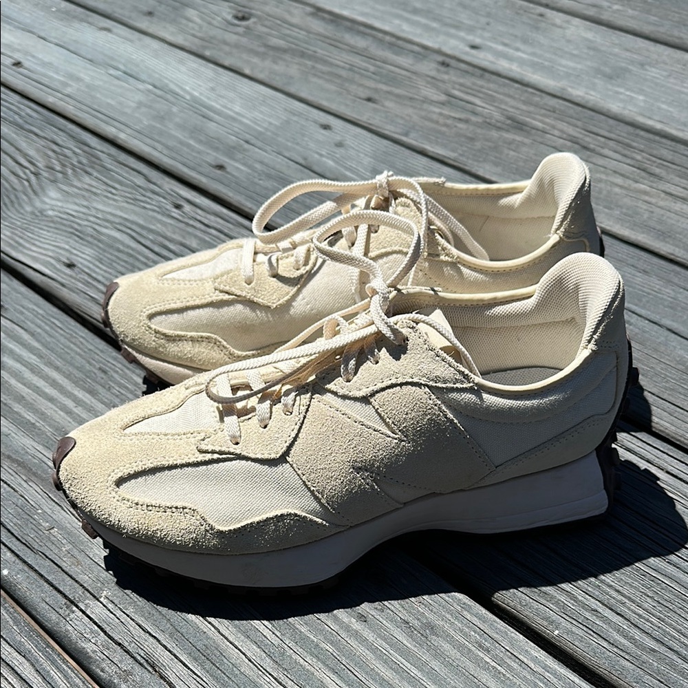 Like new Cream new balance 327 size 8.5